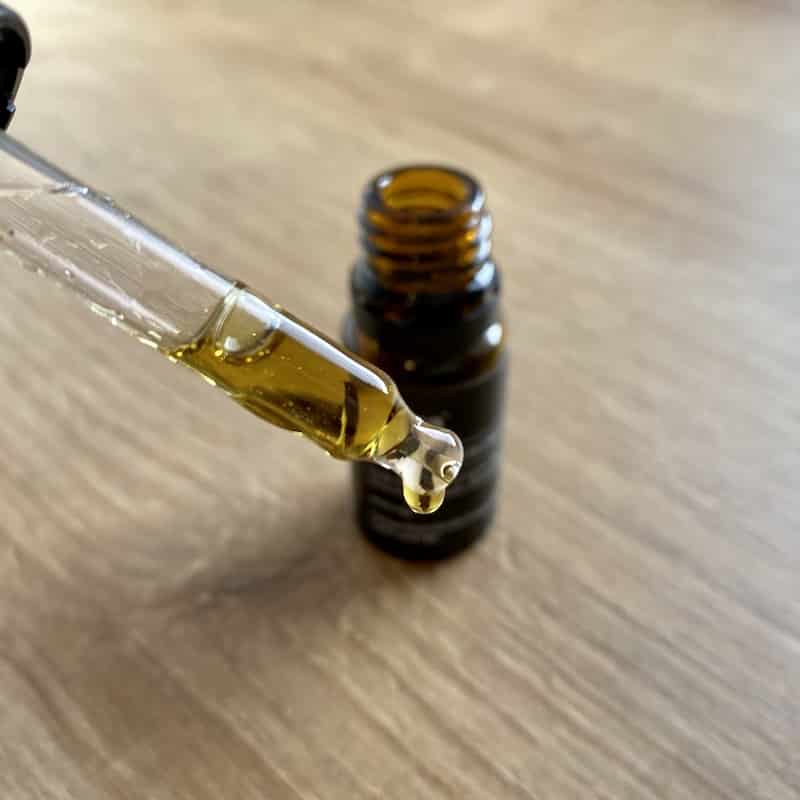 Tropfen CBD-Öl aus der Pipette des Kiara Naturals Vollspektrum CBD-Öls Kiara Naturals Vollspektrum CBD Öl Test