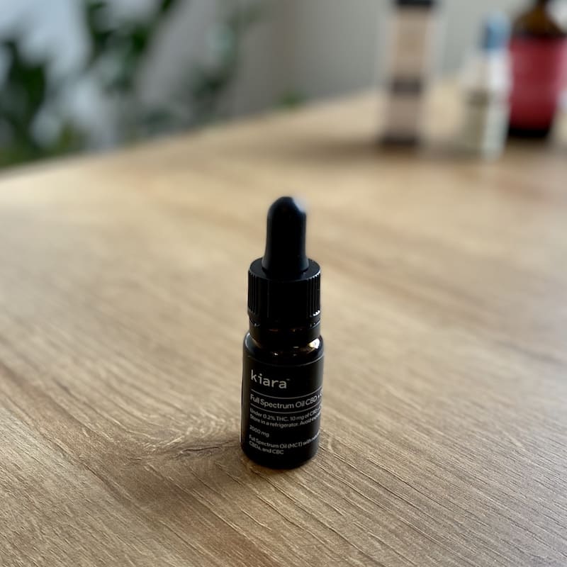 Kiara Naturals Vollspektrum CBD-Öl auf einem Tisch Kiara Naturals Vollspektrum CBD Öl